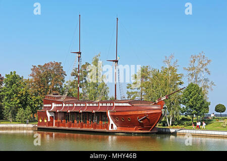 Kiew, Ukraine - 14. SEPTEMBER 2014: Galleon Schiff - Restaurant in Mezhyhirya - ehemalige Residenz der ex-Präsident Janukowitsch, jetzt öffentlich. Stockfoto