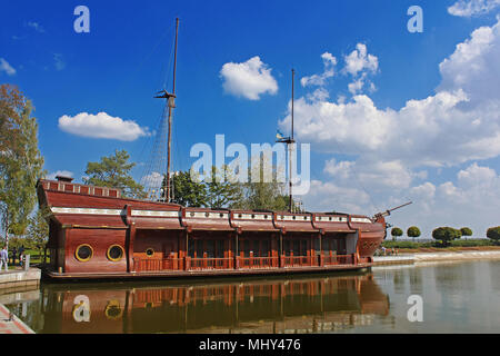 Kiew, Ukraine - 14. SEPTEMBER 2014: Galleon Schiff - Restaurant in Mezhyhirya - ehemalige Residenz der ex-Präsident Janukowitsch, jetzt öffentlich. Stockfoto