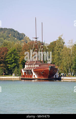 Kiew, Ukraine - 14. SEPTEMBER 2014: Galleon Schiff - Restaurant in Mezhyhirya - ehemalige Residenz der ex-Präsident Janukowitsch, jetzt öffentlich. Stockfoto