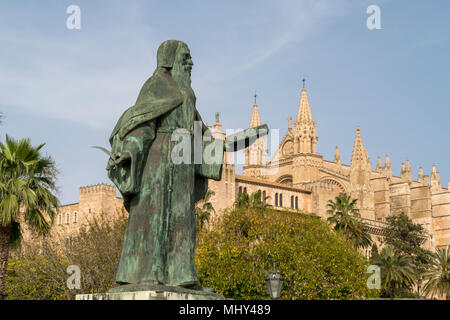 Statue Ramon Llull und die Kathedrale La Seu, Palma de Mallorca, Mallorca, Balearen, Spanien | Ramon Llull Statue und die Kathedrale La Seu, Palma de Mall Stockfoto