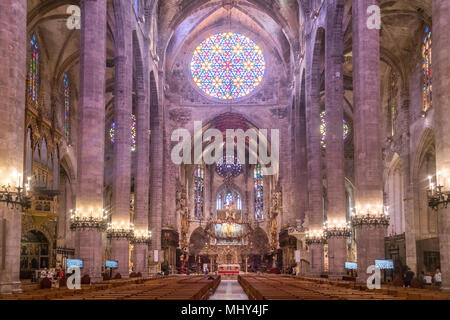 Innenraum der Kathedrale La Seu, Palma de Mallorca, Mallorca, Balearen, Spanien | Kathedrale La Seu, Palma de Mallorca, Mallorca, Balearen Isl Stockfoto