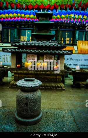 Bunte Papierlaternen und Altarkerzen Gebete in Bongeunsa Tempel, Seoul. Stockfoto