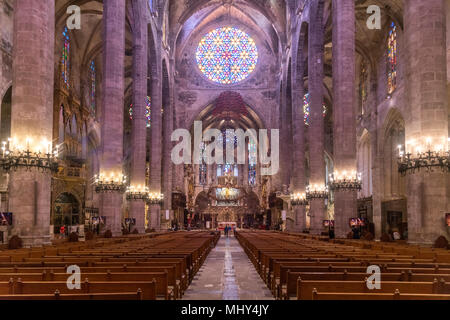 Innenraum der Kathedrale La Seu, Palma de Mallorca, Mallorca, Balearen, Spanien | Kathedrale La Seu, Palma de Mallorca, Mallorca, Balearen Isl Stockfoto