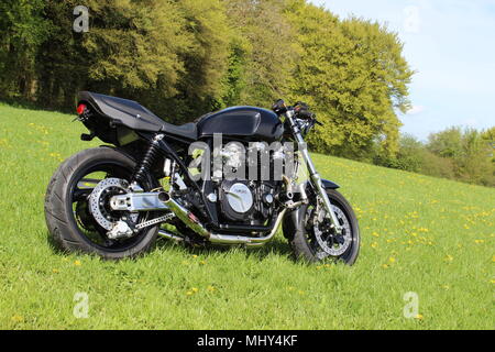 Yamaha XJR 1300 umgebaut zu einem Café Racer. Stockfoto