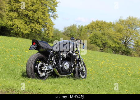 Yamaha XJR 1300 umgebaut zu einem Café Racer. Stockfoto