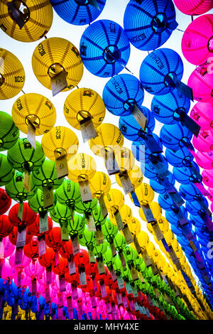 Bunte Papierlaternen gesehen von unten am Bongeunsa Tempel in Seoul. Stockfoto