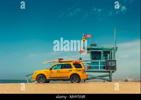 Los Angeles/Kalifornien/USA, 07.22.2013: Rettungsschwimmer Turm am Strand mit gelben Auto daneben mit Surfen Brett oben. Venice Beach. Stockfoto