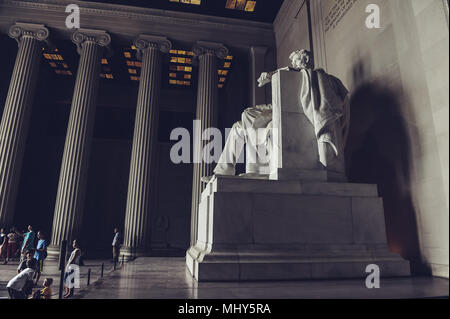 Washington D.C./USA, 19.07.2013: Touristen, Lincoln Memorial, an der Statue von Abraham Lincoln. Stockfoto