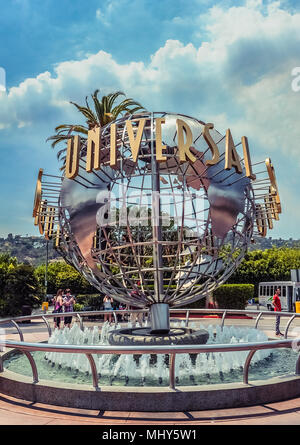 Los Angeles/Kalifornien/USA, 07.19.2013: Universal Studios unterzeichnen auf der Runde metallischen Skulptur. Blauer Himmel und Wolken über. Vertikale Stockfoto
