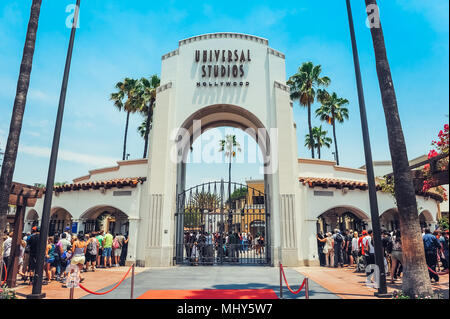 Los Angeles/Kalifornien/USA, 19.07.2013: Eingang Tor für die Universal Studios Hollywood. Viele Menschen warten in der Schlange für Fahrkarten. Stockfoto