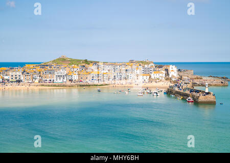 Atemberaubende Aussicht auf St Ives in Cornwall, Großbritannien mit Blick auf das Meer und großen blauen Himmel. Beliebtes Reiseziel in Cornwall, Großbritannien Stockfoto