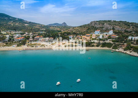 Panoramablick auf die drohne Blick auf den Strand bei der griechischen Stadt Tolo Stockfoto