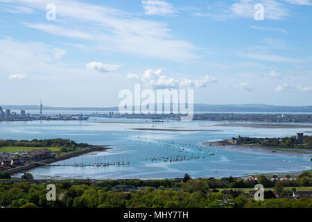 Mit Blick auf den Hafen von Portsmouth. Die Spinnaker Tower & HMS Queen Elizabeth sind auf der linken Seite des Image & Portchester Castle ist auf der rechten Seite Stockfoto