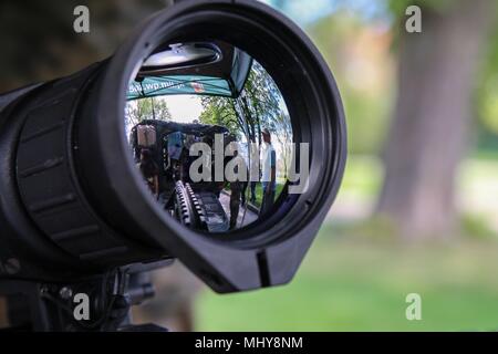 Der Soldat mit der 1. Staffel, 2. Reiterregiment, polnische Bürger auf eine Tour durch die IAV (Interim Armored Vehicle) Der tryker" während einer Brücke Eröffnungsfeier in Gi?ycko, Polen, Mai 1, 2018, Mai, 2018. Die Zeremonie wurde zwischen der Stadt Gi?Ycko und die Soldaten der Schlacht Gruppe Polen statt: Eine einzigartige, multinationale Koalition von USA GROSSBRITANNIEN Kroatischen und rumänischen Soldaten, die mit der polnischen 15 mechanisierte Brigade als Abschreckung Kraft zur Unterstützung des NATO-Enhanced vorwärts Präsenz dienen. (U.S. Armee Foto von SPC. Hubert D. Delany III/22 Mobile Public Affairs Distanz). () Stockfoto