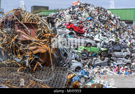 Haufen Schrott, einschließlich Autos warten an einem Verarbeitungsbetrieb recycelt werden. Stockfoto