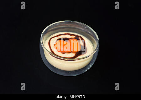 Dessert im Glas Schüssel mit einer fruchtigen Pudding gefüllt. Stockfoto