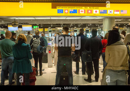 Passagiere einchecken im Selbsttest prüfen Reisepass Tore Stockfoto