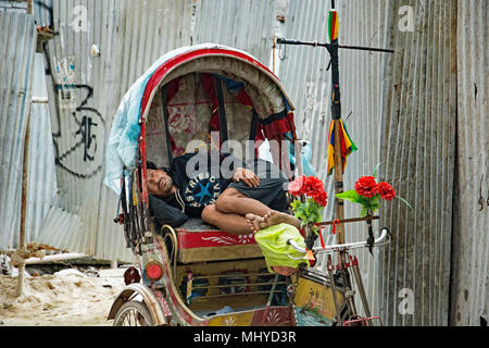 Napping Fahrrad Rikscha Fahrer ein Gut, verdiente Nachmittag snooze in Kathmandu, Nepal Stockfoto