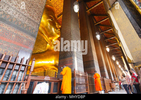 Wat-Pho, Bangkok Thailand: 13. April 2018: -: Wat Pho oder der offizielle Name ist Wat Pho, den ältesten Tempel ist das Zuhause ein Paar, beliebt bei Besuchern Stockfoto