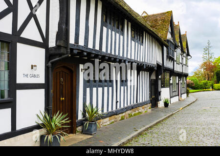 Mittelalterlichen Fachwerkhäusern, gepflasterten Straße in einem Wohnviertel. Street, Warwick, Warwickshire, West Midlands, England, Großbritannien, Großbritannien Stockfoto