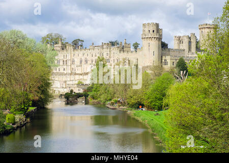 Blick auf mittelalterliche Warwick Castle aus dem 12. Jahrhundert am Ufer des Flusses Avon gesehen. Warwick, Warwickshire, West Midlands, England, Großbritannien, Großbritannien Stockfoto