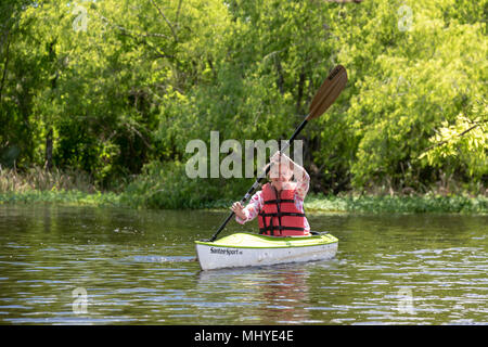 LaPlace, Louisiana - Maureen Sheahan beteiligt sich an ökologischen Kayak Tour in den Maurepas Swamp Wildlife Management Area in der Nähe von New Orleans. Die Stockfoto