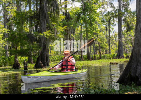 LaPlace, Louisiana - Maureen Sheahan beteiligt sich an einem Kajak Tour von Shell Bank Bucht in der Nähe von New Orleans. Die Tour wurde von Louisiana organisierte Verloren landet Stockfoto