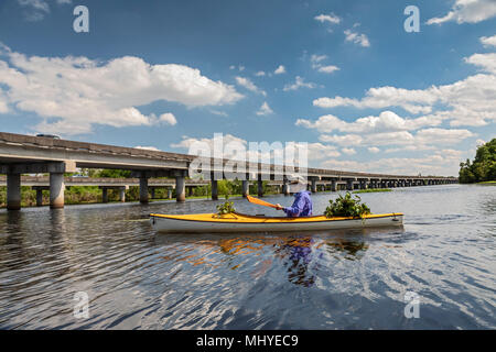 LaPlace, Louisiana - Marie Gould Paddel unter Interstate 55 nach führenden ökologischen Kajak Tour von Shell Bank Bucht in der Nähe von New Orleans. Ihr Kajak Stockfoto