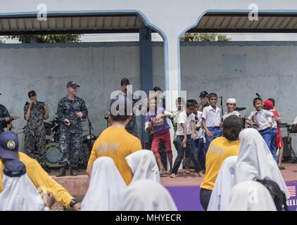 180502-N-RM 689-0444 TRINCOMALEE, Sri Lanka (Mai 2, 2018) die Mitglieder der US-Pazifikflotte Band, der militärischen Sealift Command Hospitalschiff für Pazifische Partnerschaft 2018 (PP18), Musik für Sri Lankan Kinder während einer Community Relations event Konzert im mohamadiya Vidyalaya Schule, 2. Mai 2018 statt. PP18's Mission ist es, gemeinsam mit Gastgeber und Partner Nationen zu arbeiten regionaler Interoperabilität und Disaster Response Funktionen, erhöhen die Stabilität und Sicherheit in der Region zu stärken, und neue und dauerhafte Freundschaften in der gesamten indopazifischen Region fördern. Pazifische Partnerschaft, jetzt in it Stockfoto