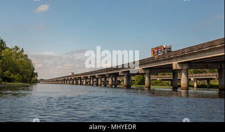 LaPlace, Louisiana - Interstate 55, über Wasser in den Maurepas Sumpf gebaut, in der Nähe von New Orleans. Stockfoto