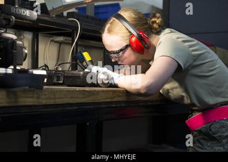 Us Air Force Airman 1st Class Menuett Comstock, 18 Component Maintenance Squadron Aerospace propulsion Facharbeiter, ritzt ein Werkzeug zur Verfügung zu stellen kennzeichnen 2. Mai 2018, bei Kadena Air Base, Japan, Mai 2, 2018. Als Teil des 18 CMS, die Propulsion backshop ist entscheidend für den Erfolg der Mission. (U.S. Air Force Foto: Staff Sgt. Jessica H. Smith). () Stockfoto