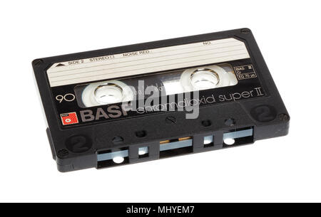 Stockholm, Schweden - 15. August 2015: Eine schwarze Kassette chromedioxide magnetische Audio Tape BASF C 90 auf Weiß isoliert. Stockfoto