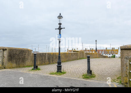 Die älteste erhaltene konkrete Brücke (erbaut 1877) in England, die über die Mündung des Flusses Ax durch den Küstenort Seaton, Devon, England. Stockfoto