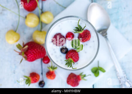 Joghurt mit Chia Samen Beeren Stockfoto