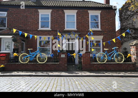 Blau und Gelb, Spritzlackiert Fahrräder säumen die Straßen bei Tag 1 der Tour de Yorkshire von Beverley zu Doncaster. Stockfoto