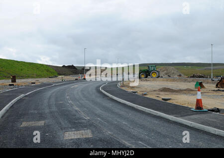 Neue Straße gebaut auf eine neue Wohnsiedlung mit keine Häuser. Stockfoto