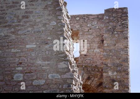 Loch in der turmruine (Collepino, Umbrien, Italien) Stockfoto