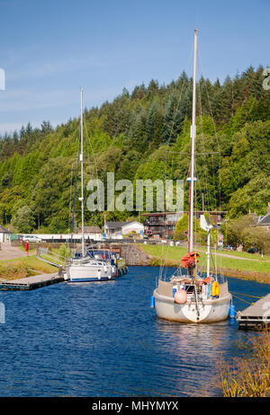 Festgebundene Segelboote an Crinan Canal Anschluss Crinan mit Ardrishaig in Halbinsel Kintyre, Argyll und Bute, Schottland, Großbritannien Stockfoto