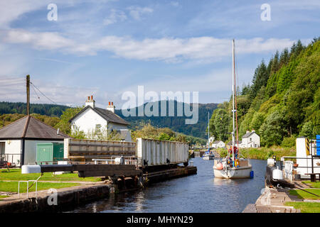 Segelboot durch Öffnen Cairnbaan Swing Bridge und Verriegelung zwischen Crinan Crinan Canal und Ardrishaig in Halbinsel Kintyre, Argyll und Bute, Scot Stockfoto