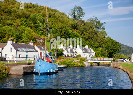 Blau Segelboot in der Nähe von bellanoch Swing Bridge bei Crinan Canal Anschluss Crinan mit Ardrishaig in Halbinsel Kintyre, Argyll und Bute, Schottland, UK günstig Stockfoto