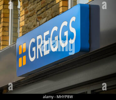 Schild über dem Eingang zu einem greggs Shop auf der Hohe Straße der Stadt von Talbot Grün, Wales Stockfoto