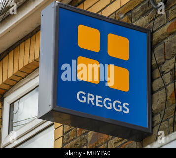 Schild über dem Eingang zu einem greggs Shop auf der Hohe Straße der Stadt von Talbot Grün, Wales Stockfoto