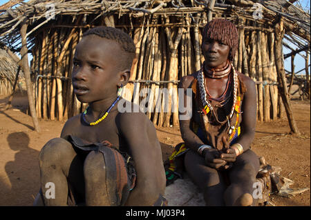 Mutter und Sohn, die zu der Hamer Stamm (Äthiopien) Stockfoto