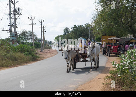 Thanjavur, Indien - 16. März 2018: Ochsenkarren auf der Straße in Tamil Nadu. Diese Fahrzeuge sind eine beliebte Art, den Transport von Produkten in ländlichen Gebieten Stockfoto