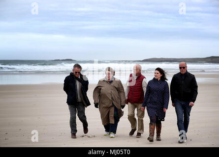 Embargo auf 0001 Freitag, 4. Mai (von links nach rechts) Nick verbergen, Lynne Vandertie, John Roberts, Morvern McPhee und Mark Jabbusch, direkte Nachkommen der Besatzung und der Überlebenden der HMS Otranto Katastrophe, das im Jahr 1918 sank vor der Küste von Islay, Spaziergang entlang Kilchoman Strand auf der Insel, wo viele Einrichtungen, die gewaschen wurden. Stockfoto