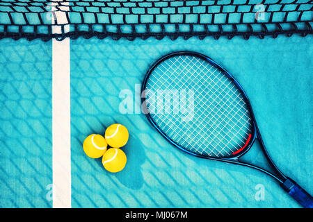 Top down Sicht der Tennisschläger und Bälle auf grünem Beton Tennisplatz Stockfoto