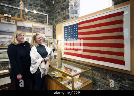 Embargo auf 0001 Freitag, 4. Mai Jenni Minto, vom Museum von Islay Leben (links) und Jennifer Jones aus dem Smithsonian Museum in Washington, DC, neben der Flagge gemacht vor 100 Jahren auf der Insel Islay für die US-Besatzung, die ihr Leben in der SS Tuscania Katastrophe, das im Jahr 1918 sank vor der Küste von Islay verloren. Stockfoto