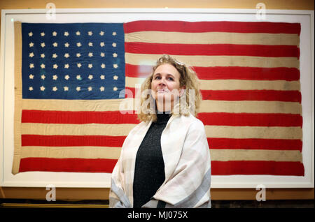 Auf 0001 Freitag, 4. Mai Jennifer Jones aus dem Smithsonian Museum in Washington DC neben die Fahne im Museum von Islay Leben unter einem Embargo, die vor 100 Jahren auf der Insel Islay, für die US-Besatzung, die ihr Leben in der SS Tuscania Katastrophe, die 1918 aus die Küste der Insel sank verloren. Stockfoto