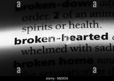 Broken-hearted Wort in einem Wörterbuch. broken-hearted Konzept. Stockfoto