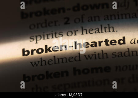 Broken-hearted Wort in einem Wörterbuch. broken-hearted Konzept. Stockfoto